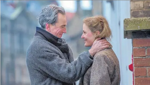  ?? Laurie Sparham Focus Features ?? JONNY GREENWOOD, left, makes — gasp — “sincerely romantic” music for “Phantom Thread” lovers Reynolds (Daniel Day-Lewis) and Alma (Vicky Krieps).