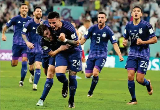  ?? AP ?? Julián Álvarez y Enzo Fernández festejan el segundo gol de Argentina, seguidos en la carrera por varios compañeros.