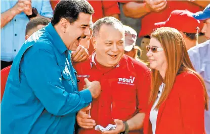  ??  ?? Nicolás Maduro con Diosdado Cabello y Cilia Flores en un mitin chavista, ayer en Caracas.