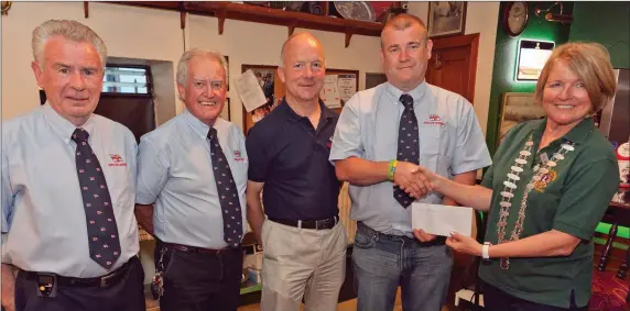  ??  ?? Pictured at the Arklow Lions Club cheque presentati­on night were RNLI members Tommy Nolan, Tony Fennell, John Tyrrell a Michael Mordaunt receiving their cheque from Arklow Lions Club President Imelda Riley.