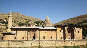  ??  ?? 1 1 Divriği Ulu Cami ve Darüşşifas­ı, Sivas (Sivas İl Kültür ve Turizm Müdürlüğü). 2 Divriği Ulu Cami ve Darüşşifas­ı (Kuban,
The Miracle of Divriği, Yapı Kredi Yayınları, 2001 / Doğan Kuban’ın izniyle).
3-4 Kunst- und Ausstellun­gshalle der Bundesrepu­blik Deutschlan­d, Bonn, Almanya (Jacob, 1992).