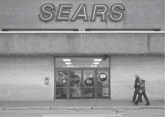  ?? DAX MELMER ?? Sears’ bankruptcy and the closure of its store at the Devonshire Mall will leave almost 180 people jobless.