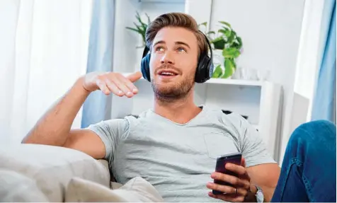  ?? Foto: Christin Klose, dpa ?? Musik liegt in der Luft: Wer mit der Zeit geht, holt sich seine Musik zum Beispiel mit dem Smartphone aus dem Netz und sendet sie direkt an den Kopfhörer – alles ohne Kabel, versteht sich. Entscheide­nd ist neben der Hardware die Wahl des passenden...