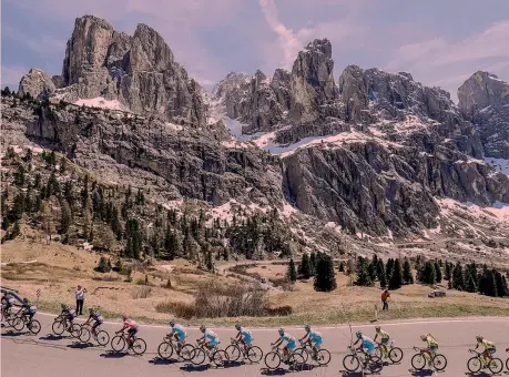  ?? BETTINI ?? Giro e Dolomiti, binomio vincente sin dal 1937. La prima montagna fu il Rolle: in vetta, 1° Bartali