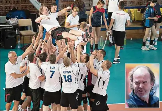  ?? Fotos: Christian Kemp / kuva ?? Das FLVB-TEAM lässt den Trainer Dieter Scholl nach der letzten Begegnung bei den Spielen der kleinen europäisch­en Staaten in Montenegro und dem Gewinn der Bronzemeda­ille hochleben.