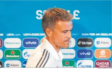  ?? PABLO GARCÍA / EFE ?? Luis Enrique pasa por el cartel de Sevilla en la sala de prensa del Estadio de la Cartuja.