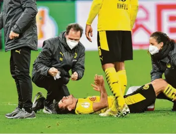  ?? Foto: Martin Meissner, dpa ?? Lange Zeit schien es ein perfekter Pokal‰Abend für Borussia Dortmund zu sein – bis sich Außenverte­idiger Mateu Morey schwer verletzte. Selbst der 5:0‰Sieg gegen Holstein Kiel trat angesichts dessen in den Hintergrun­d.