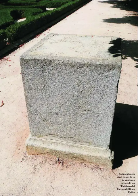  ?? PLATÓN ?? Pedestal vacío en el paseo de la Argentina o paseo de las Estatuas del Parque del Buen Retiro