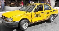  ??  ?? Daños. El choque puso en riesgo la vida de los pasajeros del taxi, quienes por fortuna sólo recibieron golpes leves.