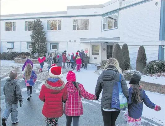  ?? LAURA CHURCHILL DUKE ?? Students arrive at Evergreen Nursing Home.