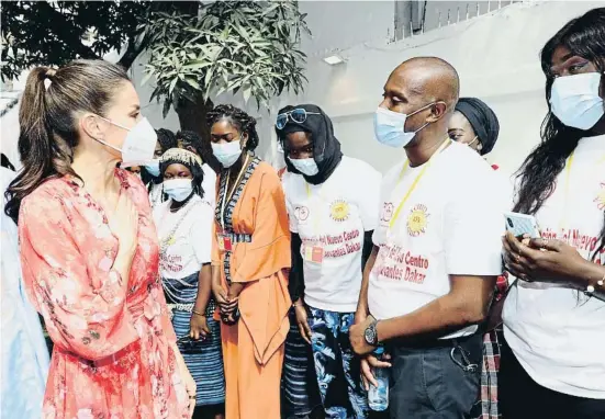  ?? FRANCISCO G  E /CASA DEL REI ?? La Reina ahir saludant un grup d’alumnes d’espanyol del nou Institut Cervantes obert a Dakar