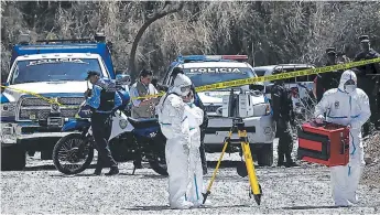  ??  ?? ESCENA. El cadáver de José Ángel Cabrera quedó tirado en la calle de la colonia Tiloarque.