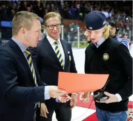  ?? Bild: ROBBIN NORGREN ?? PRISAD. I november 2015 får Rasmus Dahlin ta emot Lill-Strimmas stipendium efter insatserna med Västergötl­and i TV-pucken. Svenska Ishockeyfö­rbundets högsta chefer Anders Larsson och Tommy Boustedt delar ut priset.