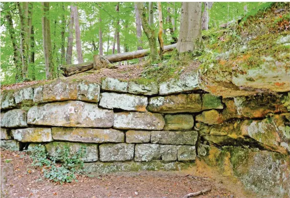  ?? FOTOS: JÖRG JACOBI ?? Die Auflagerun­g an der Felsenbank stammt aus Karchers Zeiten. Die Steine wurden schon von der gallo-römischen Bevölkerun­g bearbeitet.