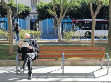  ?? JAVIER ALONSO ?? Un mayor lee el periódico sentado en un banco de la Rambla de la capital.