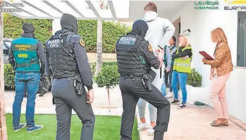  ?? // ABC ?? Arriba, la detención del capo que desde Marbella fue a Dubái. Abajo, vehículos de lujo en uno de sus garajes