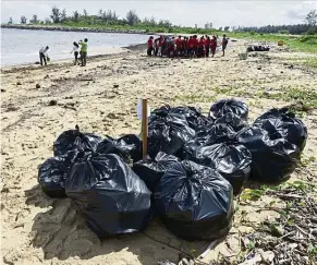  ??  ?? Some 500kg of rubbish was collected from Marina Bay in Miri. — WONG WEE LIEM