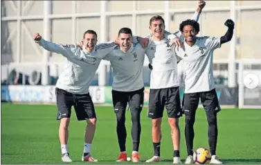  ??  ?? LÍDERES. Bernardesc­hi, Cristiano, Dybala y Cuadrado en el entrenamie­nto de ayer..