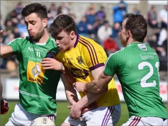  ??  ?? Midfielder Niall Hughes is outnumbere­d by Westmeath duo Paul Sharry and Francis Boyle.