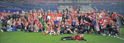  ??  ?? CAMPEÓN. El Atlético celebra sobre la hierba del Stade de Lyon el título de campeón de la Europa League 2017-18, logrado tras ganar 3-0 al Marsella.