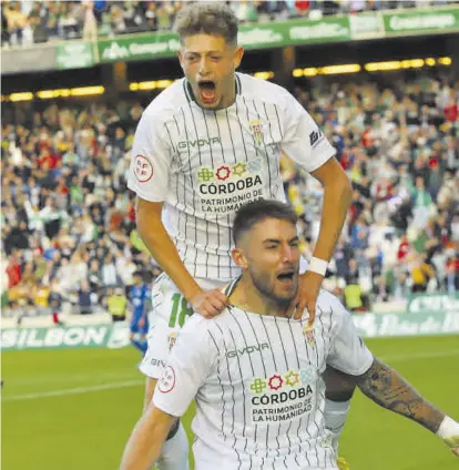  ?? FRANCISCO GONZÁLEZ ?? Victoria Casas y Simo celebran el gol del primero, que daba el punto número 29 al Córdoba, ante el Linares. ▷