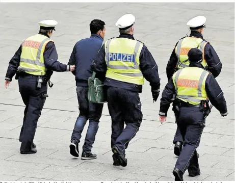  ??  ?? Polizeiein­satz in Köln: Viele der Verdächtig­en stammen aus Tunesien oder Marokko, sie dorthin zurückzusc­hicken, ist aber schwierig