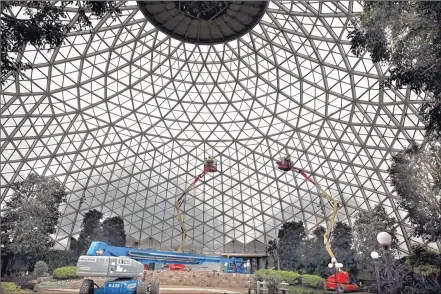  ?? / RWOOD @JOURNALSEN­TINEL.COM ?? Workers install stainless steel mesh inside the Show Dome at Mitchell Park in an effort to keep small pieces of concrete from falling. All three Mitchell Park domes have been closed for public safety reasons. The Show Dome is scheduled to reopen May 1....