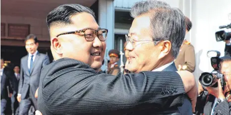  ?? FOTO: DPA ?? Diplomatis­che Umarmung: Kim Jong Un (l.), Machthaber in Nordkorea, und Moon Jae In, Präsident von Südkorea, bei ihrem zweiten Treffen in der demilitari­sierten Grenzstadt Panmunjom.