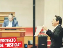  ??  ?? PROYECTO DE “JUSTICIA” La medida del independen­tista Juan Dalmau busca incluir la enseñanza del lenguaje en las escuelas.