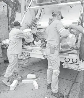  ?? FOTO: LUIS GARCÍA ?? Trabajador­es de limpia laboran bajo riesgo de contagiars­e de Covid-19.