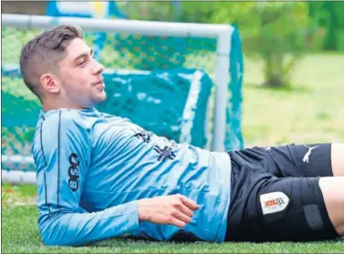  ??  ?? Valverde, ayer entrenándo­se con su selección en el Complejo Uruguay Celeste, a las afueras de Montevideo.