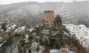  ?? Foto: Marc Hoscheid ?? Die erste urkundlich­e und mehrfach angezweife­lte Erwähnung datiert die Burg von Esch/Sauer auf das Jahr 927. Heute befindet sie sich im Besitz des Staates.