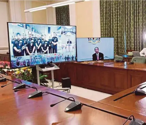  ?? PIC TAKEN FROM TAN SRI MUHYIDDIN YASSIN’S TWITTER ACCOUNT ?? Prime Minister Tan Sri Muhyiddin Yassin in a videoconfe­rence with frontliner­s in Putrajaya yesterday.