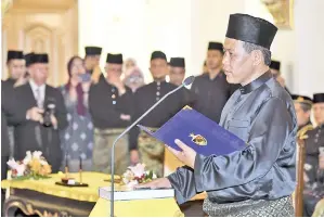  ??  ?? PENGERUSI Pakatan Harapan (PH) Negeri Sembilan Aminuddin Harun mengangkat sumpah sebagai Menteri Besar Negeri Sembilan yang kelapan di hadapan Yang Dipertuan Besar Negeri Sembilan Tuanku Muhriz Tuanku Munawir pada Istiadat Penyerahan Watikah,...