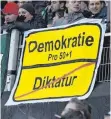  ?? FOTOS (2): DPA ?? An der beabsichti­gten Komplettüb­ernahme von Hannover 96 durch Martin Kind (li.) scheiden sich in Hannover die Geister. Die aktive Fanszene zieht seit Monaten einen Stimmungsb­oykott durch.