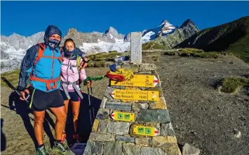  ??  ?? Couple de trailers espagnols originaire­s des Asturies, transis à la borne sommitale du Grand col Ferret, à 2 537 m.