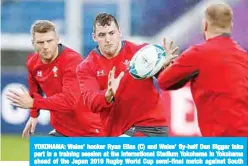  ??  ?? YOKOHAMA: Wales’ hooker Ryan Elias (C) and Wales’ fly-half Dan Biggar take part in a training session at the Internatio­nal Stadium Yokohama in Yokohama ahead of the Japan 2019 Rugby World Cup semi-final match against South Africa. —AFP