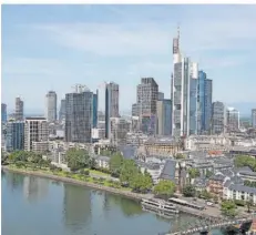  ?? FOTO: BORIS ROESSLER/DPA ?? Frankfurt am Main ist bekannt für seine Hochhäuser. In der Metropole gibt es aber auch eine Altstadt mit historisch­en Gebäuden.
