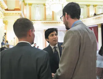  ?? Rich Pedroncell­i / Associated Press ?? Law author state Senate President Pro Tem Kevin de León, D-Los Angeles (center), speaks with Democratic state Sens. Mike McGuire of Healdsburg (left) and Scott Wiener of San Francisco.