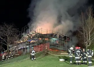  ?? (Foto Vvf Mezzolomba­rdo) ?? L’intervento Il furioso incendio e a sisnistra ciò che resta dell’agritur