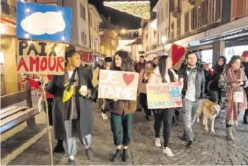  ?? –KEYSTONE ?? La marche a réuni beaucoup de gymnasiens, mais toutes les génération­s y ont pris part.