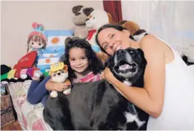  ?? MAYELA LÓPEZ. ?? Cristina y su hija María Paz juegan con la mascota de la casa. La niña es muy parecida a su papá, César Meléndez.