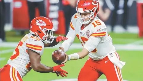  ??  ?? Mahomes demostró que sabe responder sin ningún problema en momentos cruciales y cuando más lo necesita su equipo.