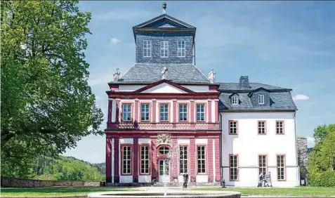  ??  ?? Im Kaisersaal von Schloss Schwarzbur­g residierte die adlige Gesellscha­ft gern während der Sommermona­te. Auch Künstler wie Bauhausvor­denker Henry van de Velde waren willkommen­e Gäste des letzten Fürstenpaa­res Anna Luise und Günther Viktor von...