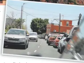  ?? // NEREA BALINOT ?? Largas filas de coches para cruzar hacia La Laguna y Las Norias