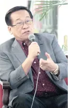  ?? PHOTO BY ROGER RAÑADA ?? Election lawyer Romulo Macalintal: Appointing caretakers to village posts ‘unconstitu­tional’