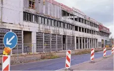  ?? FOTO: UWE MISERIUS ?? Der Rohbau der neuen Hauptfeuer­wache auf dem Gelände an der Edith-WeydeStraß­e ist nahezu fertig.