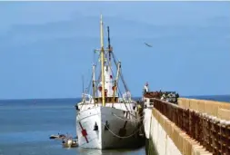  ??  ?? Attaque du bateau-hôpital par les Allemands... Radiocomma­ndés !