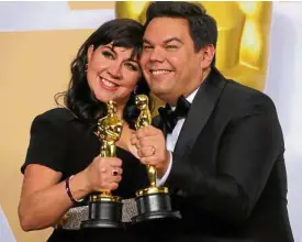  ?? —REUTERS ?? WINNING COUPLE Kristen Anderson and Filipino-American Robert Lopez pose with their Oscar.
