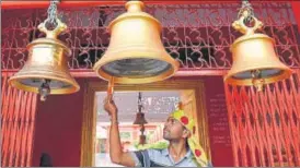  ?? SUBHANKAR CHAKRABORT­Y/HT PHOTO ?? ▪ The Hanuman temple in Aliganj being decked up ahead of Bada Mangal.